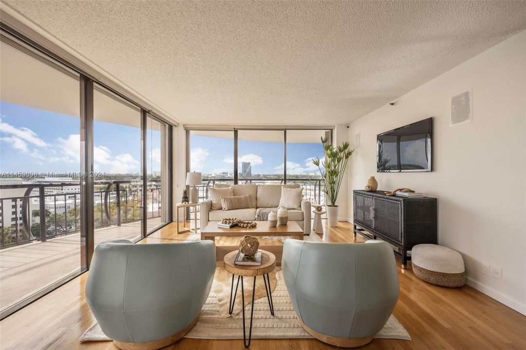 Recently Sold: $1,075,000 (2 beds, 2 baths, 1142 Square Feet)