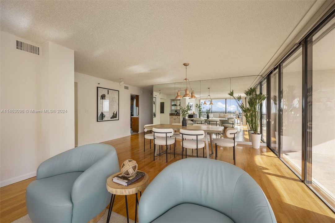 Recently Sold: $1,075,000 (2 beds, 2 baths, 1142 Square Feet)