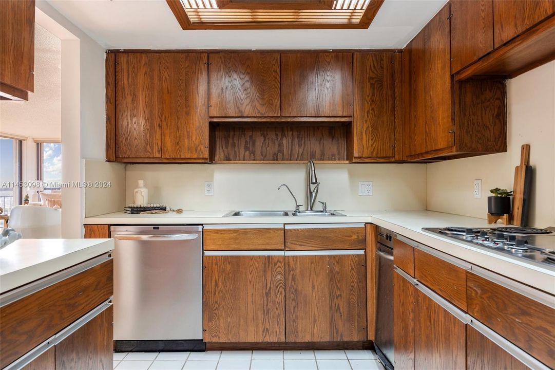 Recently Sold: $1,075,000 (2 beds, 2 baths, 1142 Square Feet)