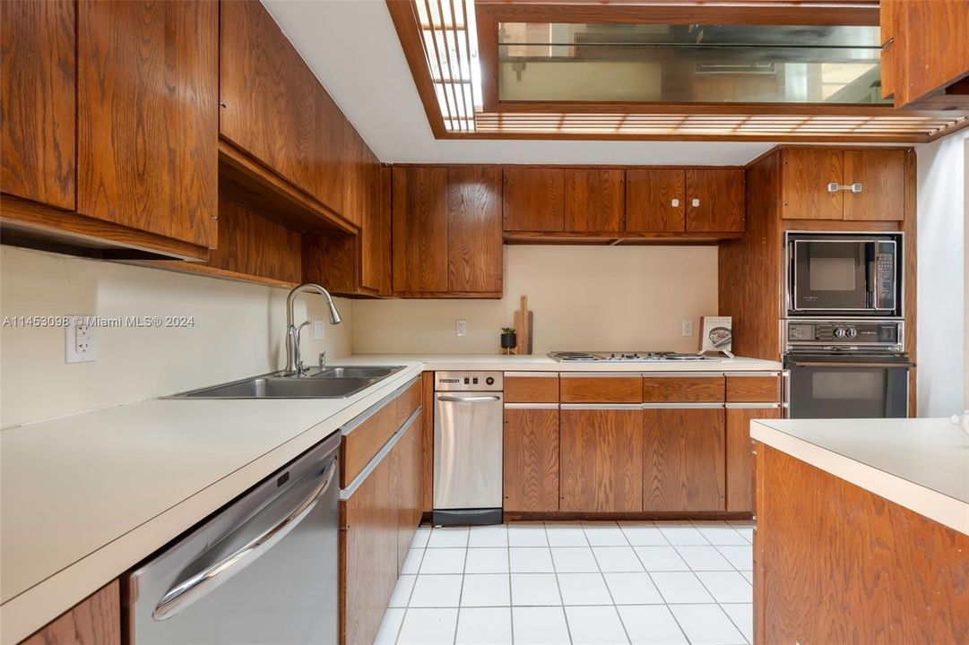 Recently Sold: $1,075,000 (2 beds, 2 baths, 1142 Square Feet)