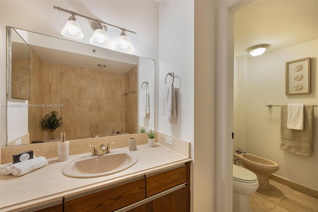 Recently Sold: $1,075,000 (2 beds, 2 baths, 1142 Square Feet)