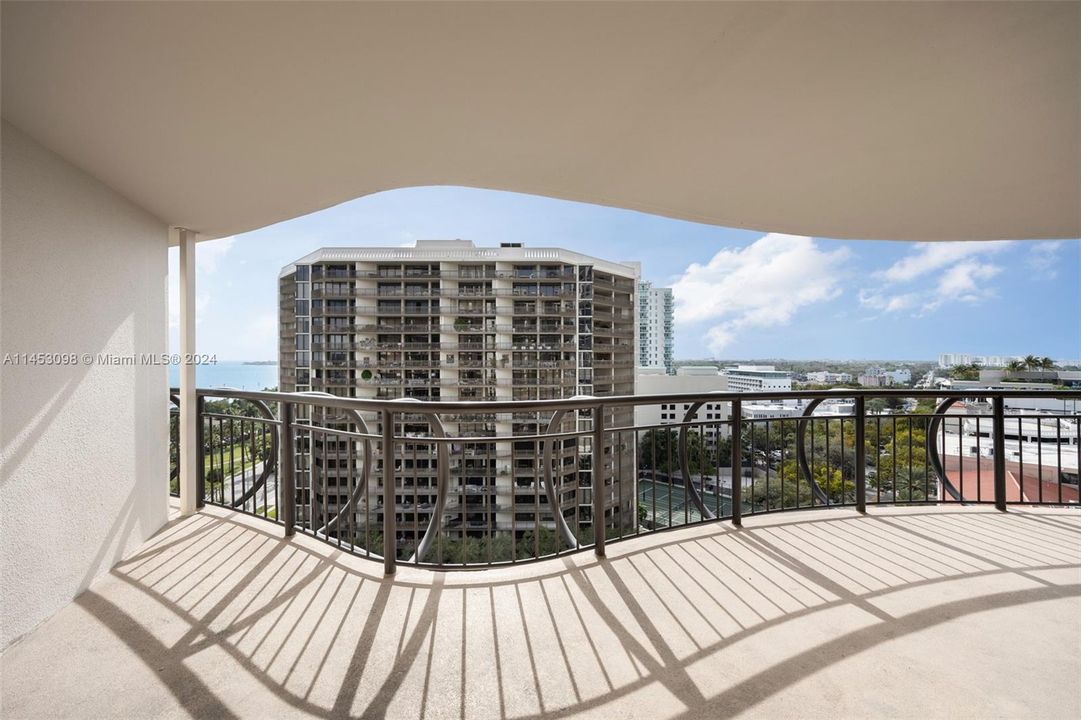 Recently Sold: $1,075,000 (2 beds, 2 baths, 1142 Square Feet)