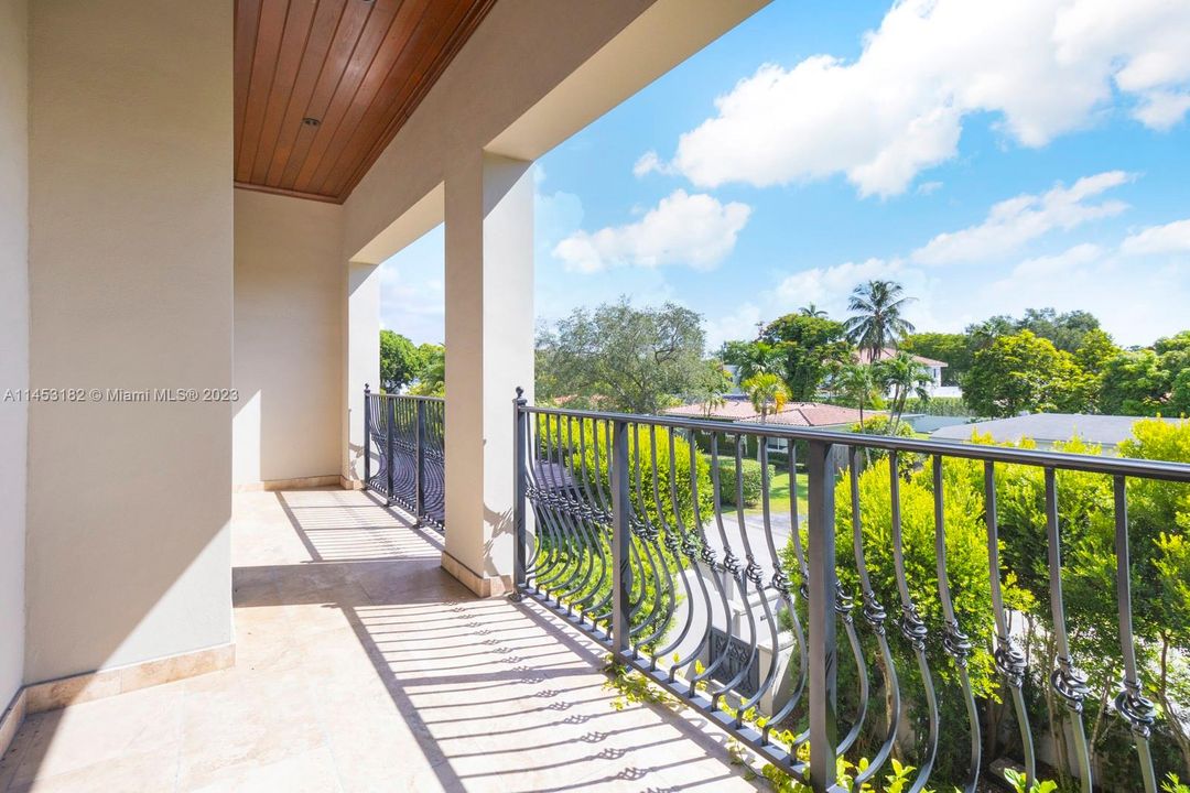 Recently Sold: $2,150,000 (3 beds, 4 baths, 3104 Square Feet)