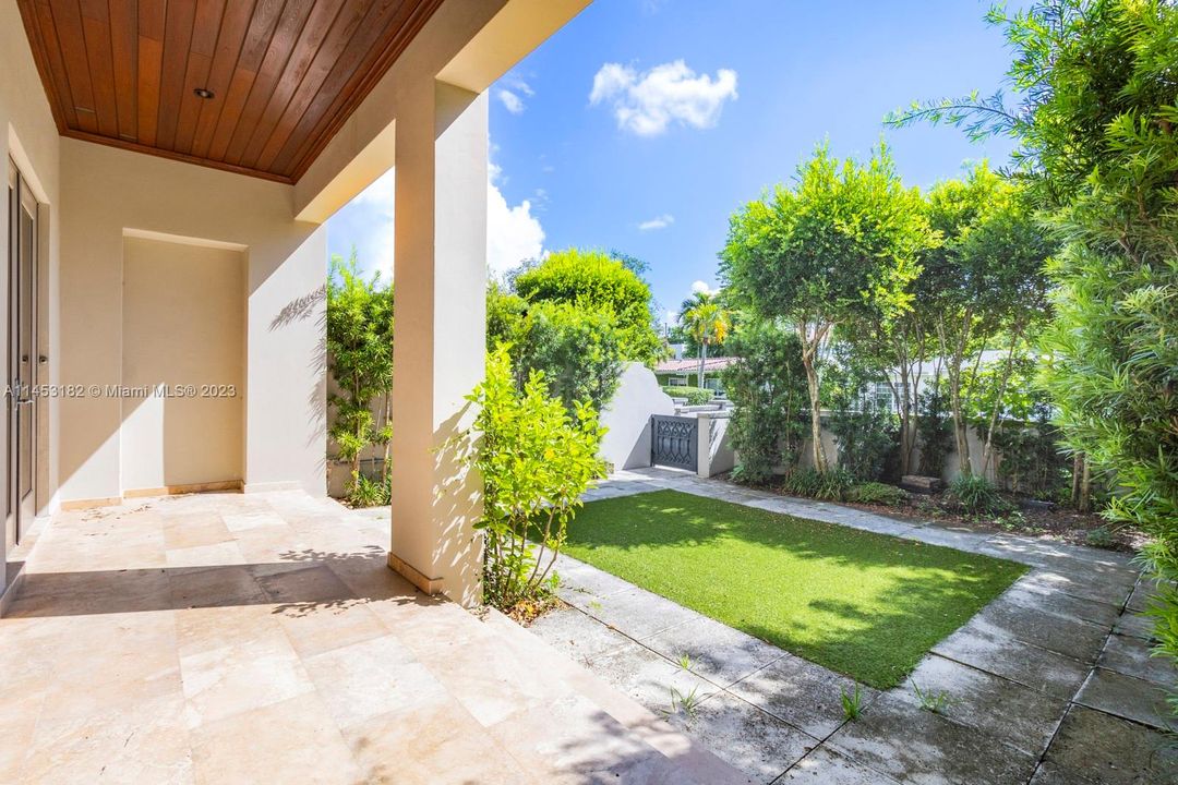 Recently Sold: $2,150,000 (3 beds, 4 baths, 3104 Square Feet)