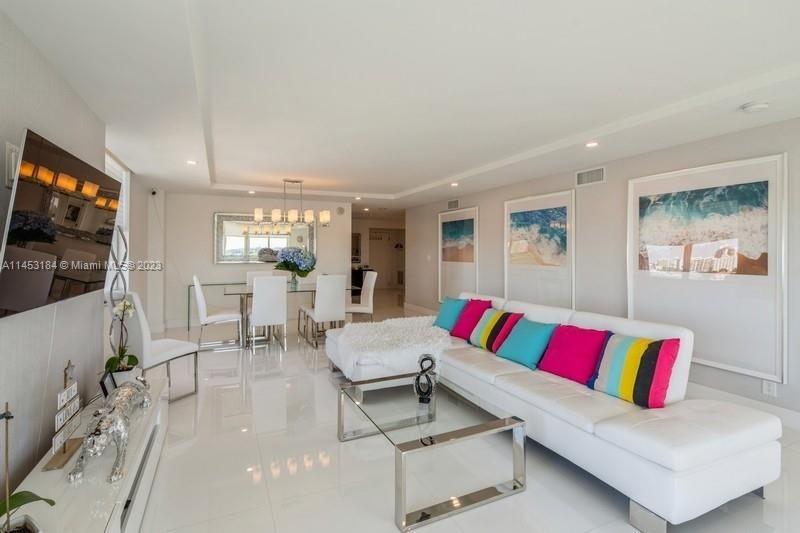 Vendido Recientemente: $1,399,000 (2 camas, 2 baños, 1625 Pies cuadrados)