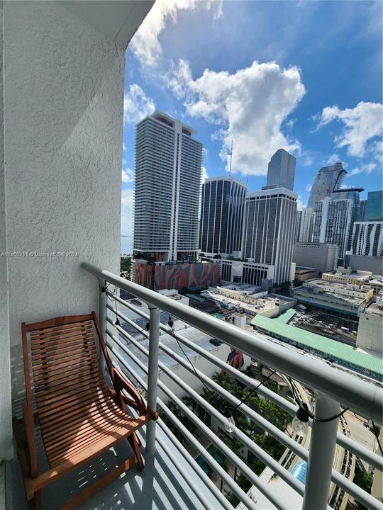 For Sale: $425,000 (1 beds, 1 baths, 903 Square Feet)