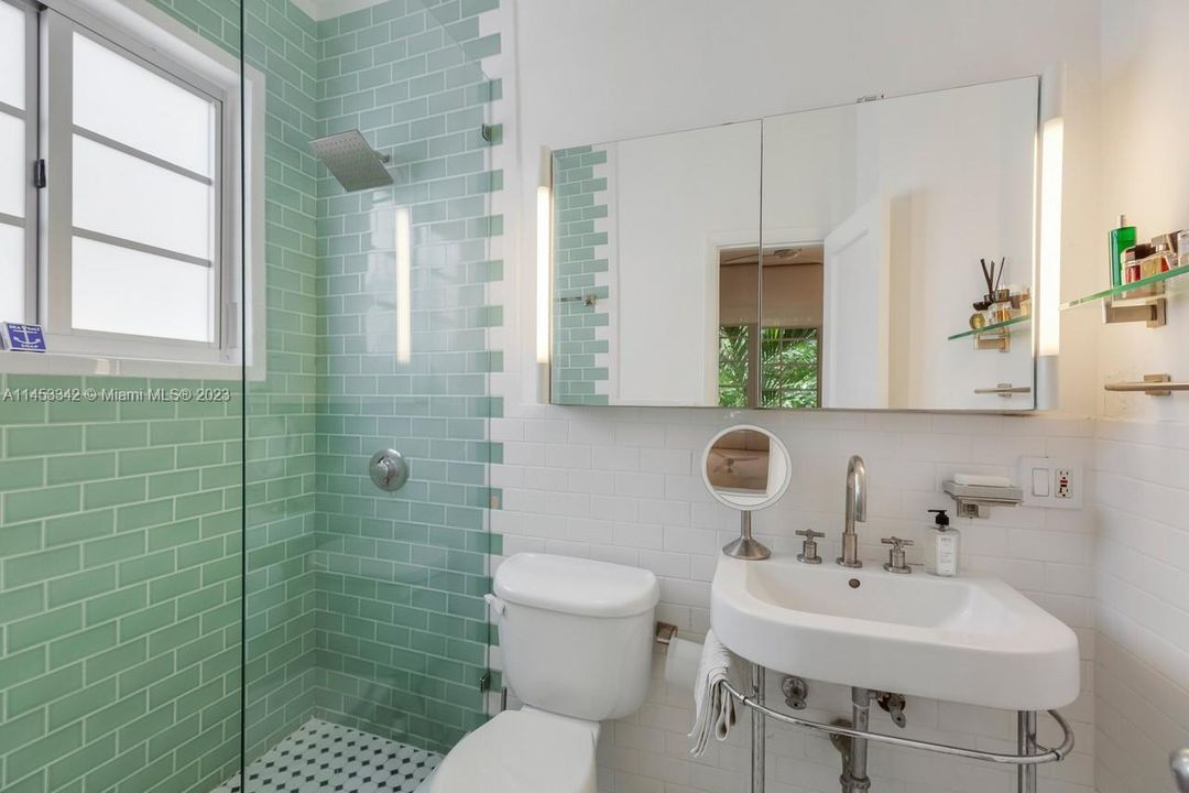 Recently Rented: $3,300 (2 beds, 2 baths, 809 Square Feet)