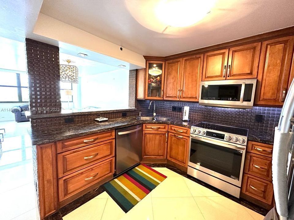 Recently Rented: $3,500 (2 beds, 2 baths, 890 Square Feet)