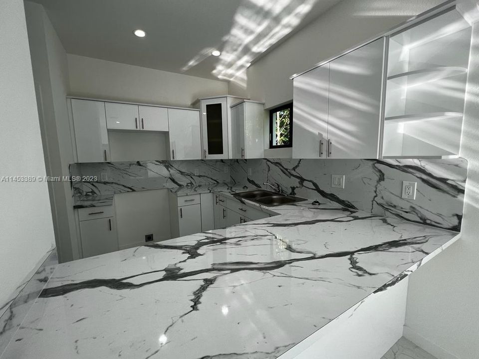 Vendido Recientemente: $485,000 (3 camas, 2 baños, 1300 Pies cuadrados)