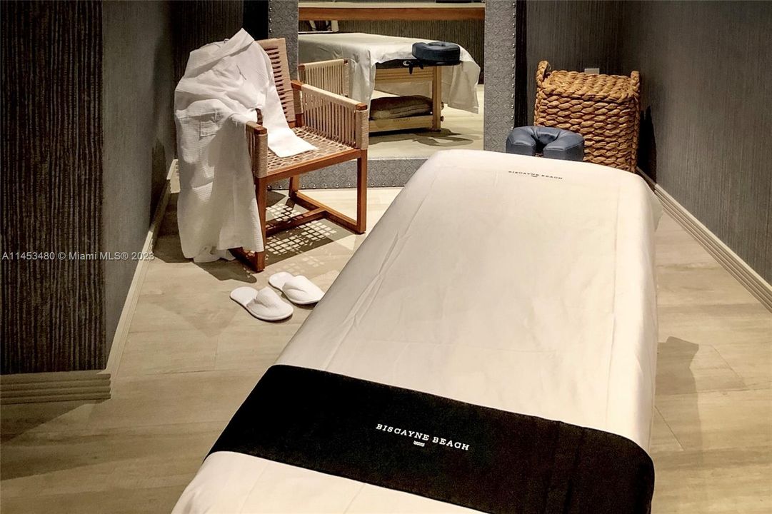 Recently Sold: $775,000 (1 beds, 2 baths, 912 Square Feet)