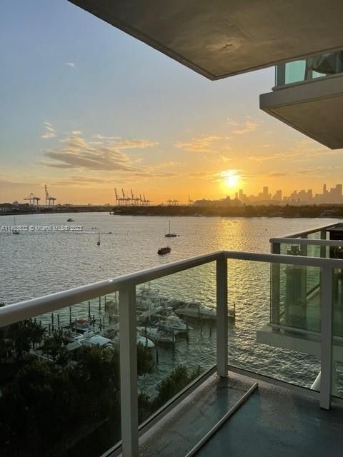 For Sale: $460,000 (1 beds, 1 baths, 852 Square Feet)