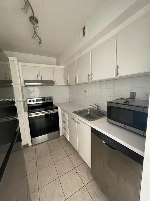 For Sale: $460,000 (1 beds, 1 baths, 852 Square Feet)