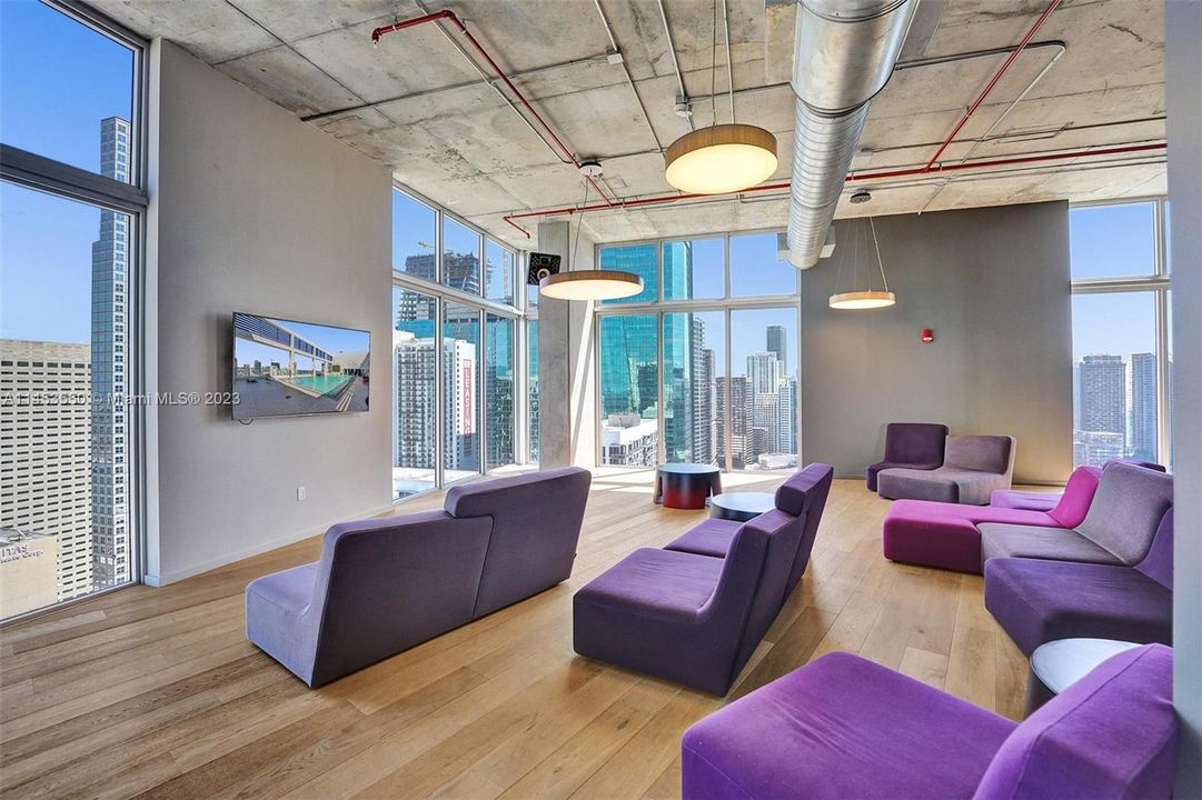 Recently Sold: $468,000 (2 beds, 1 baths, 736 Square Feet)