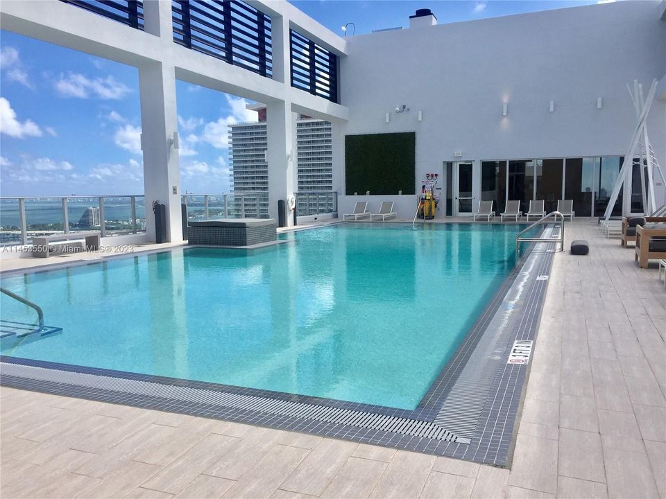 Recently Sold: $468,000 (2 beds, 1 baths, 736 Square Feet)