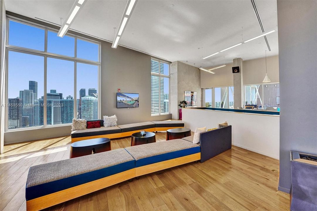 Recently Sold: $468,000 (2 beds, 1 baths, 736 Square Feet)