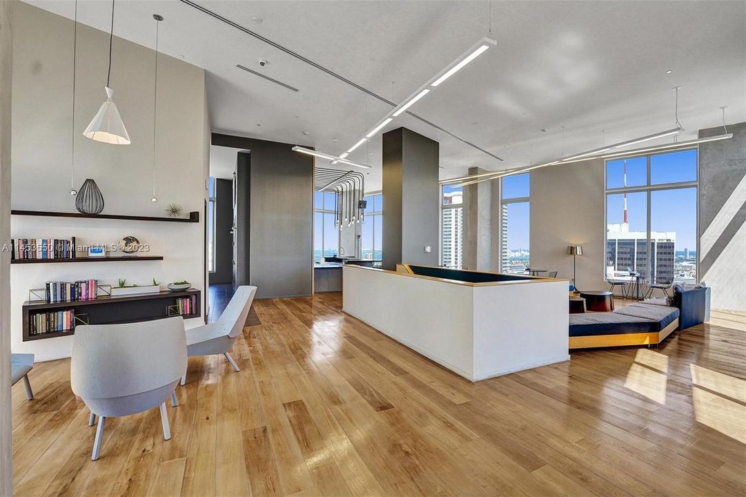 Recently Sold: $468,000 (2 beds, 1 baths, 736 Square Feet)