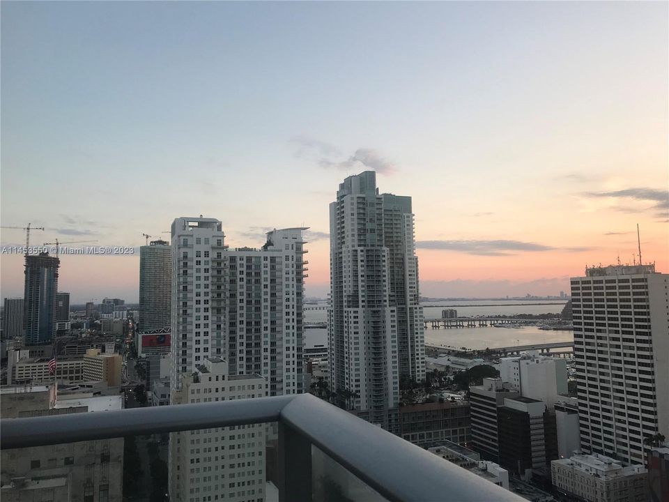 Recently Sold: $468,000 (2 beds, 1 baths, 736 Square Feet)