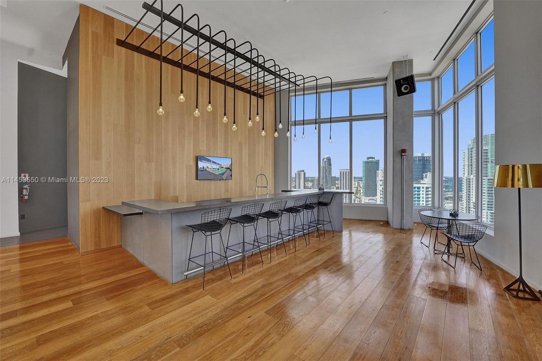 Recently Sold: $468,000 (2 beds, 1 baths, 736 Square Feet)