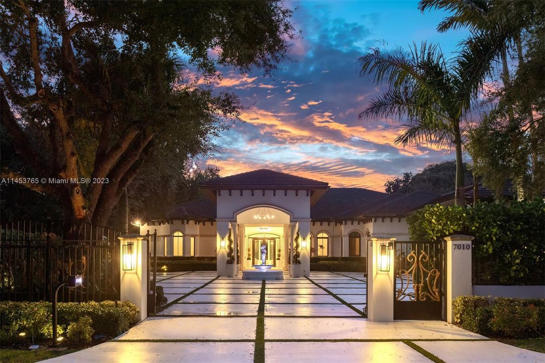 Recently Sold: $4,400,000 (5 beds, 5 baths, 4589 Square Feet)