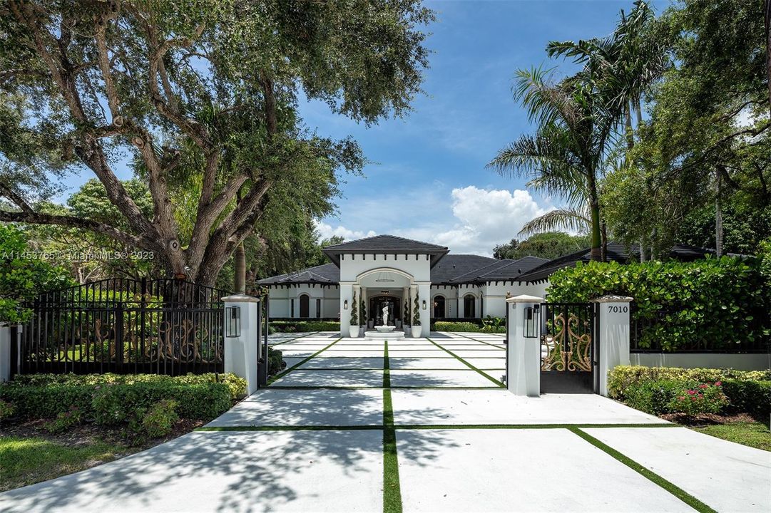 Recently Sold: $4,400,000 (5 beds, 5 baths, 4589 Square Feet)