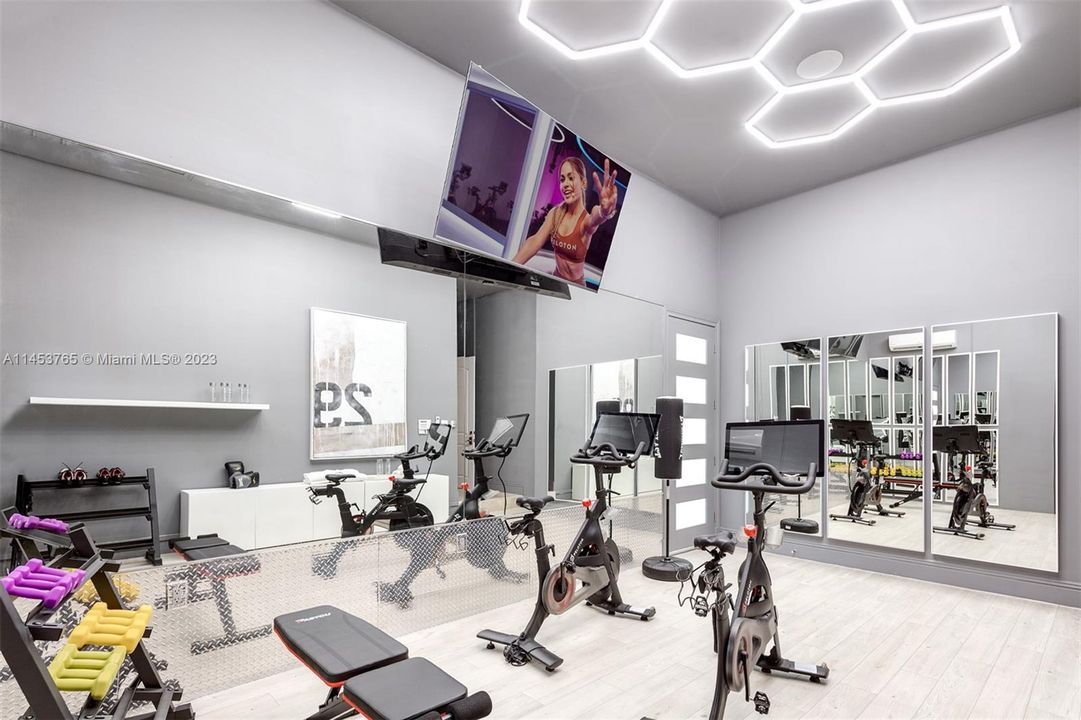 Recently Sold: $4,400,000 (5 beds, 5 baths, 4589 Square Feet)