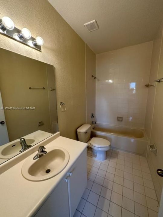 最近售出: $239,900 (3 贝兹, 2 浴室, 1182 平方英尺)