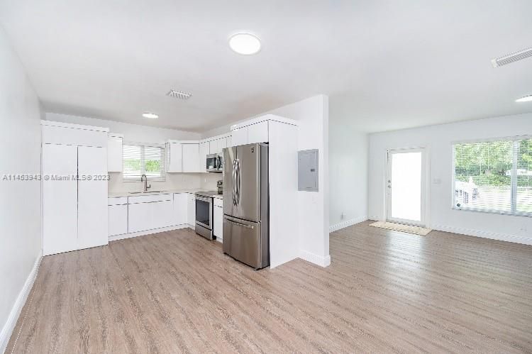 Recently Rented: $3,300 (3 beds, 2 baths, 1733 Square Feet)