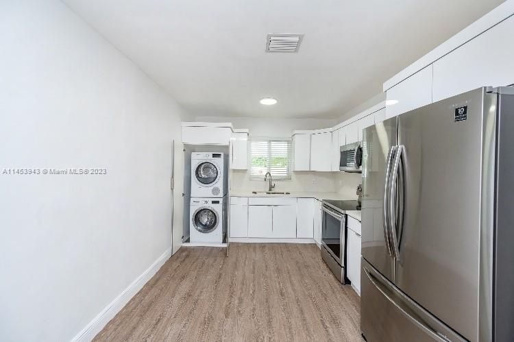 Recently Rented: $3,300 (3 beds, 2 baths, 1733 Square Feet)
