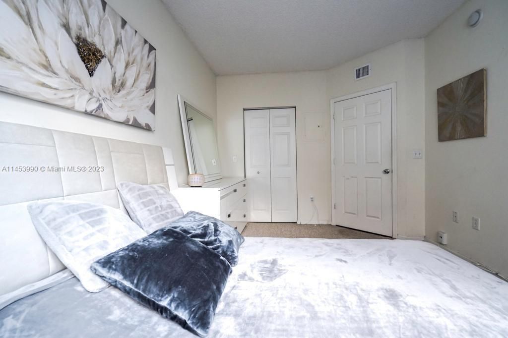 For Sale: $400,000 (1 beds, 1 baths, 673 Square Feet)