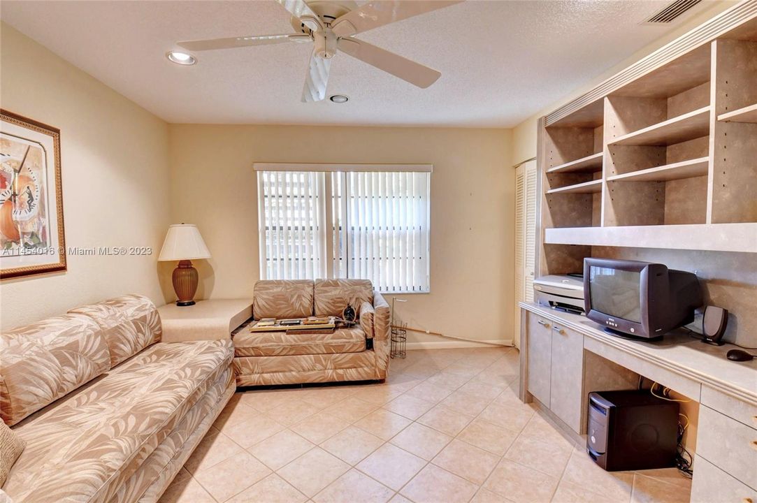 Vendido Recientemente: $235,000 (3 camas, 2 baños, 1809 Pies cuadrados)