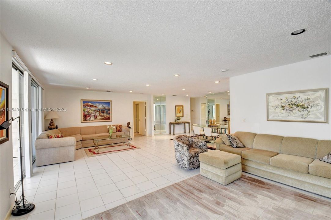Vendido Recientemente: $235,000 (3 camas, 2 baños, 1809 Pies cuadrados)