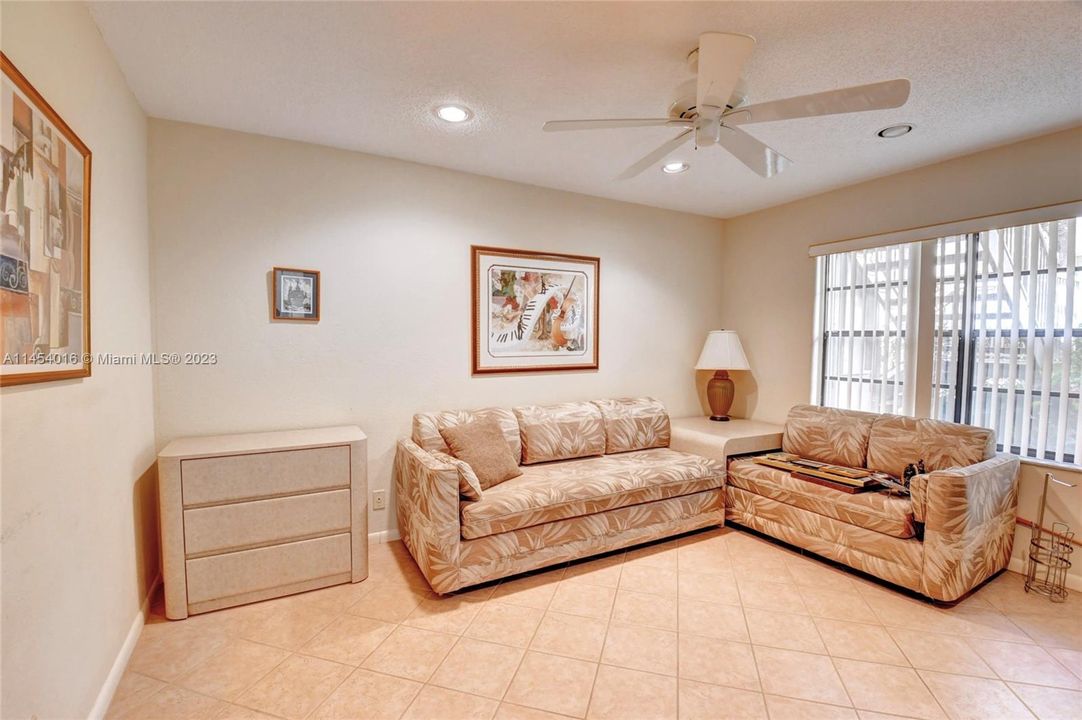 Vendido Recientemente: $235,000 (3 camas, 2 baños, 1809 Pies cuadrados)
