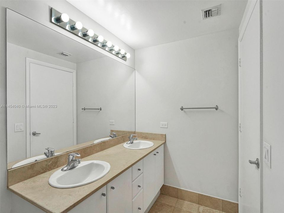 For Rent: $3,900 (2 beds, 2 baths, 1120 Square Feet)
