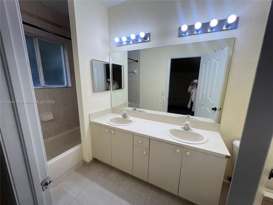 最近租的: $2,600 (3 贝兹, 2 浴室, 1571 平方英尺)