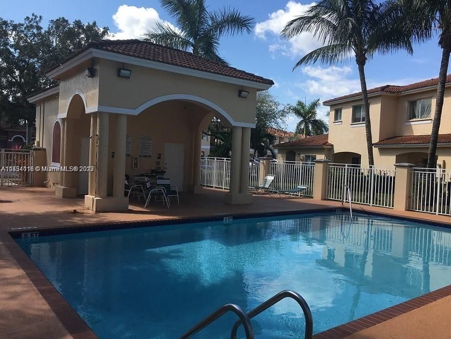 最近租的: $2,600 (3 贝兹, 2 浴室, 1571 平方英尺)