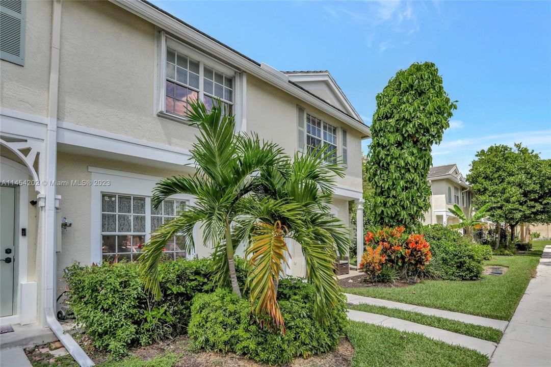 Vendido Recientemente: $360,000 (2 camas, 2 baños, 1170 Pies cuadrados)
