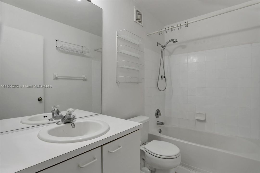 Vendido Recientemente: $360,000 (2 camas, 2 baños, 1170 Pies cuadrados)