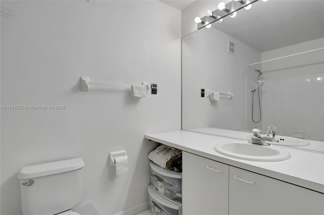 Vendido Recientemente: $360,000 (2 camas, 2 baños, 1170 Pies cuadrados)