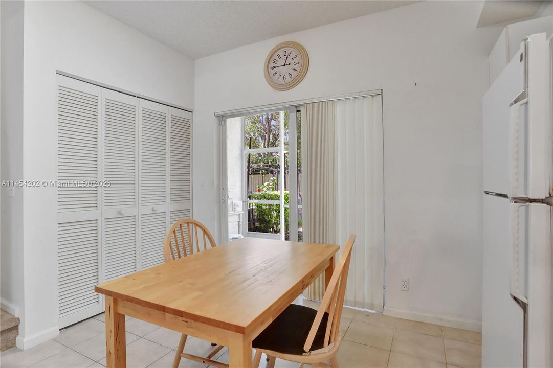 Vendido Recientemente: $360,000 (2 camas, 2 baños, 1170 Pies cuadrados)