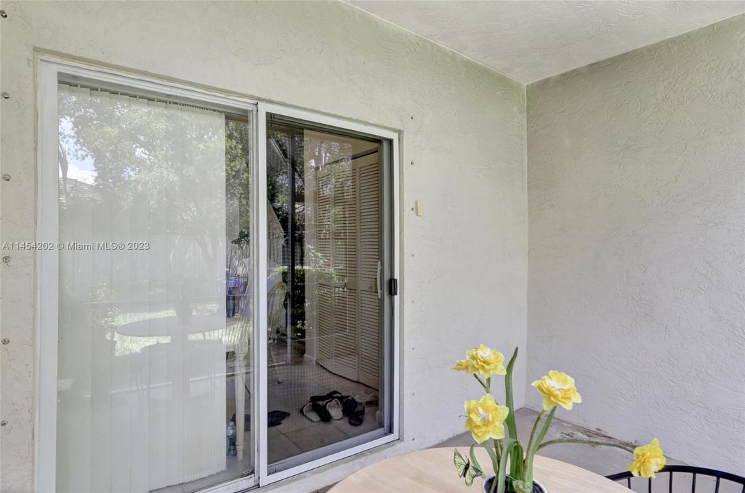 Vendido Recientemente: $360,000 (2 camas, 2 baños, 1170 Pies cuadrados)
