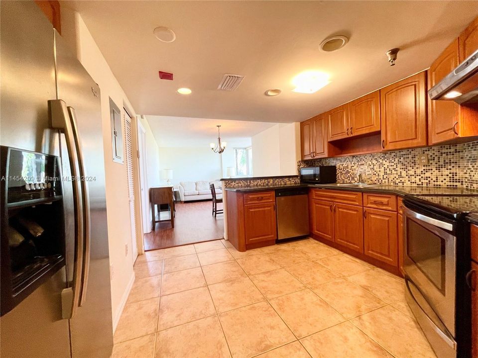 For Sale: $330,000 (1 beds, 1 baths, 715 Square Feet)