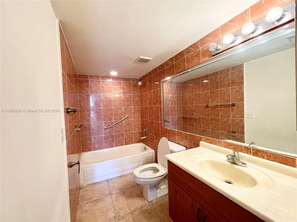 For Sale: $330,000 (1 beds, 1 baths, 715 Square Feet)