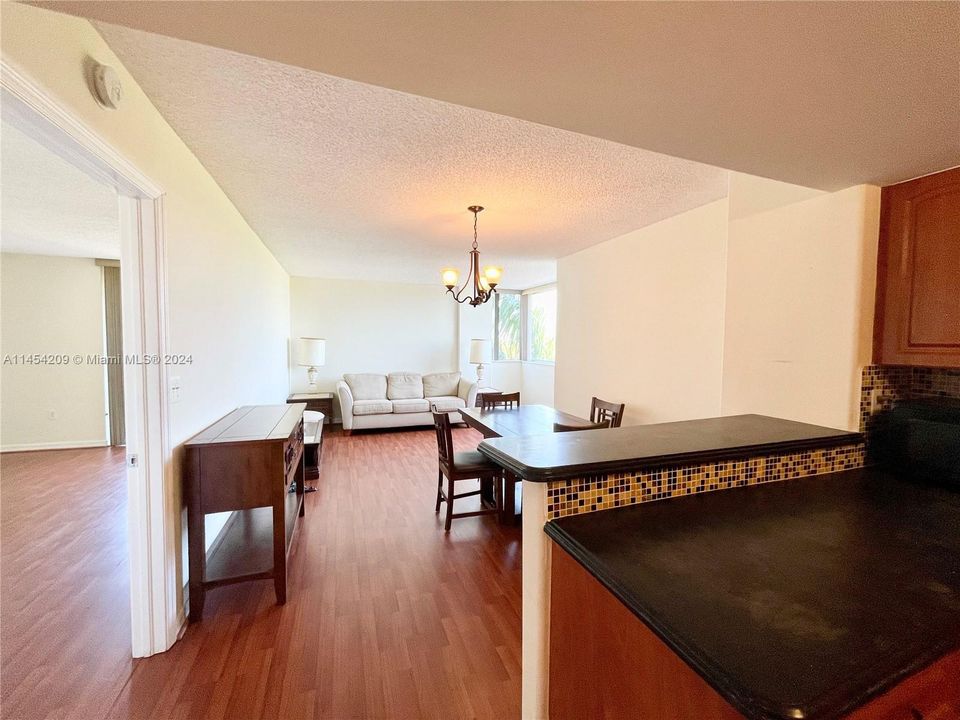 For Sale: $330,000 (1 beds, 1 baths, 715 Square Feet)