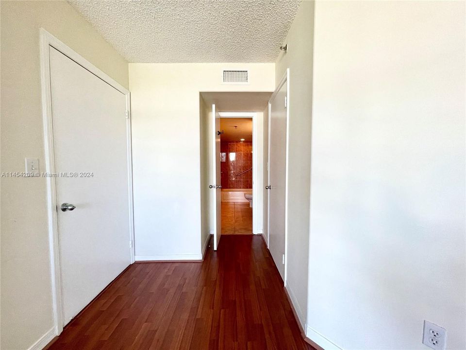 For Sale: $330,000 (1 beds, 1 baths, 715 Square Feet)