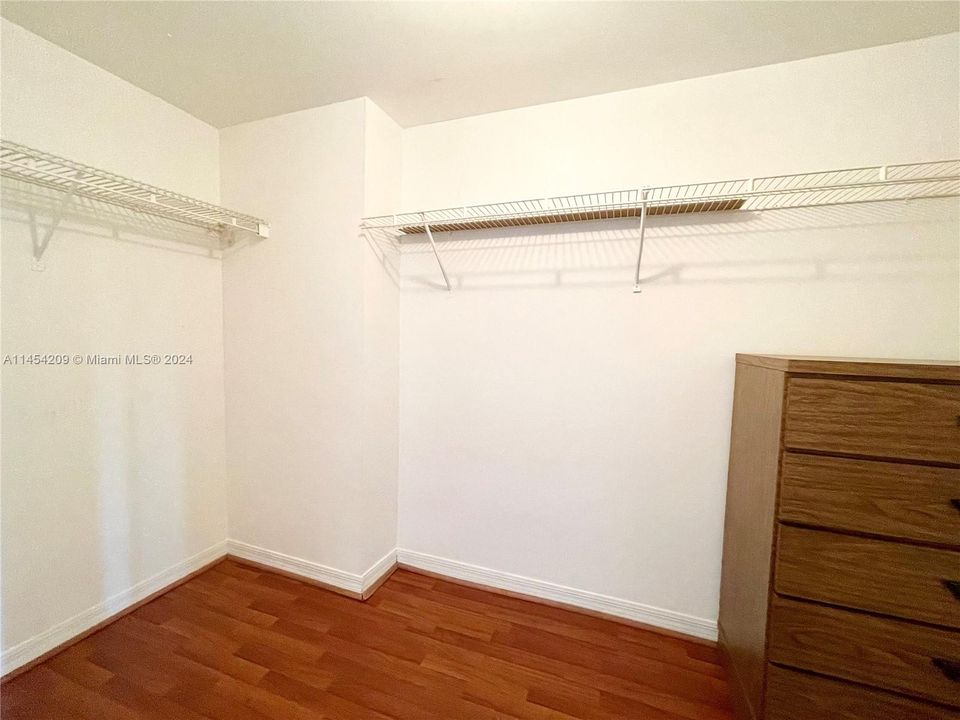 For Sale: $330,000 (1 beds, 1 baths, 715 Square Feet)