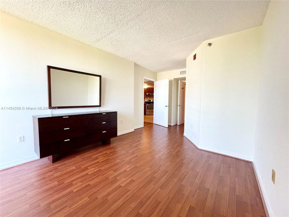 For Sale: $330,000 (1 beds, 1 baths, 715 Square Feet)