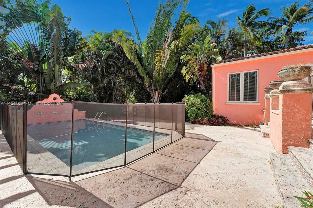 Self-Closing Child Guard Pool Fence