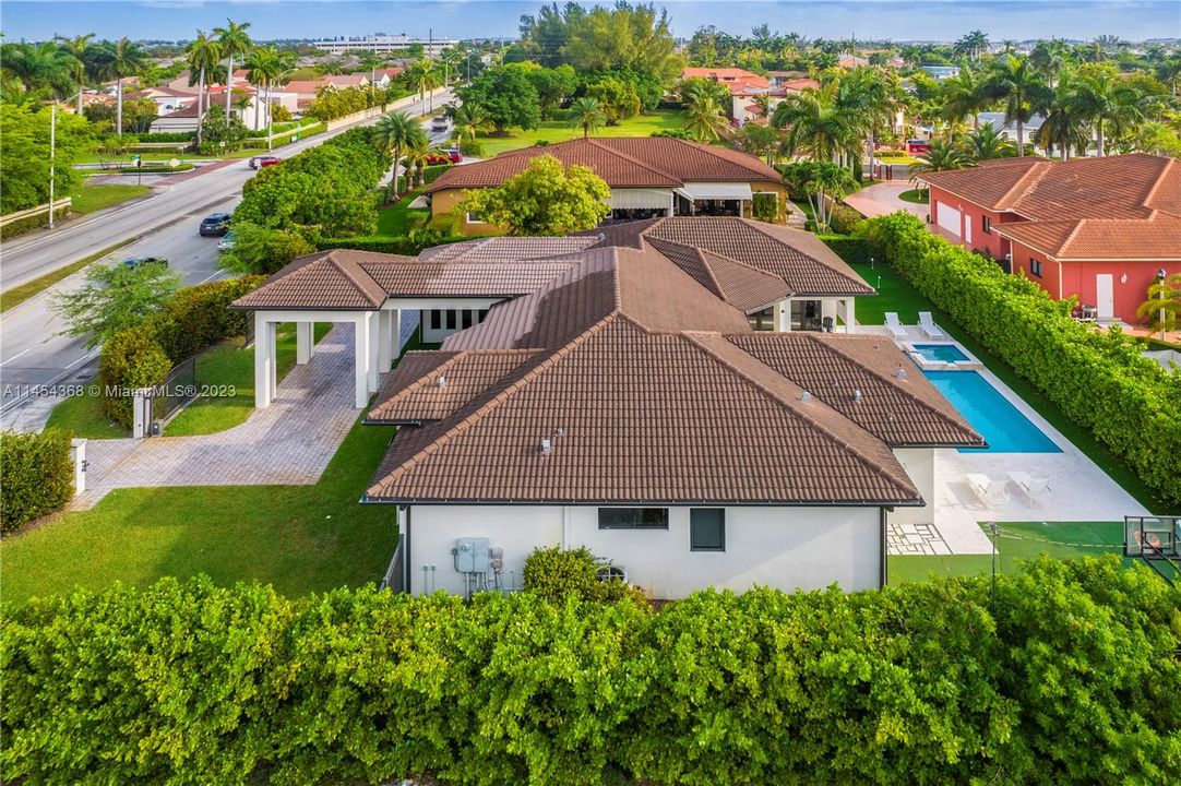 合同活跃: $1,999,999 (5 贝兹, 4 浴室, 2984 平方英尺)