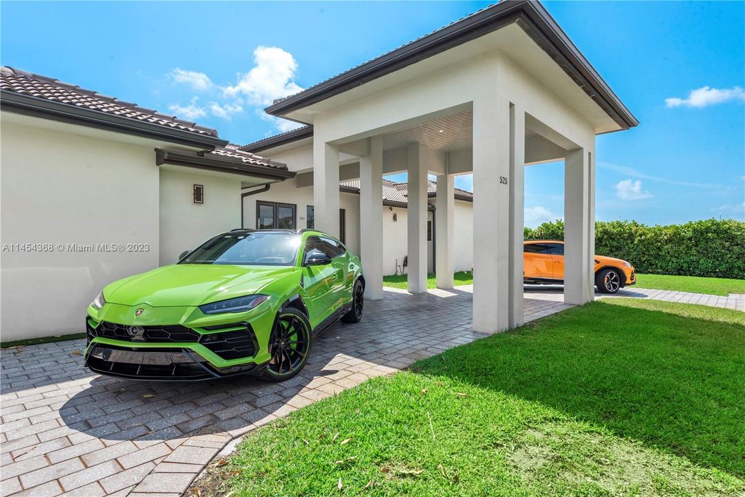 合同活跃: $1,999,999 (5 贝兹, 4 浴室, 2984 平方英尺)