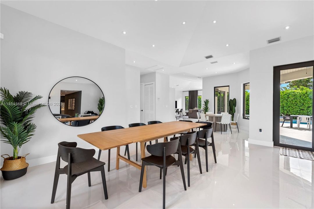 合同活跃: $1,999,999 (5 贝兹, 4 浴室, 2984 平方英尺)